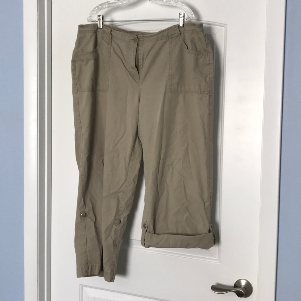 JH Collectibles Woman convertible pants to capris